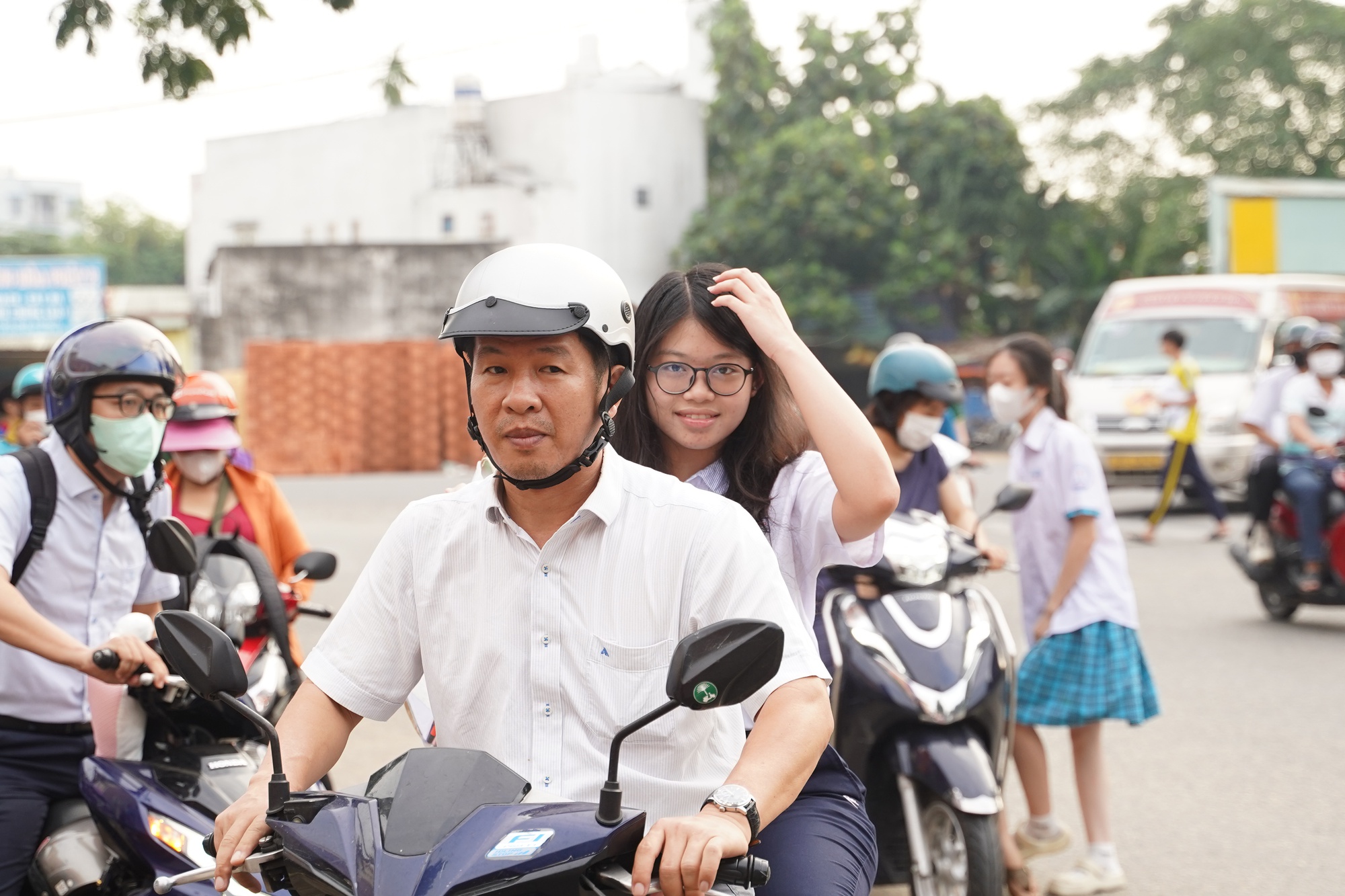 Kết thúc buổi đầu tiên thi tốt nghiệp THPT 2025: Đề hay, thí sinh phấn khởi, được 1/3 chặng đường rồi!- Ảnh 41.