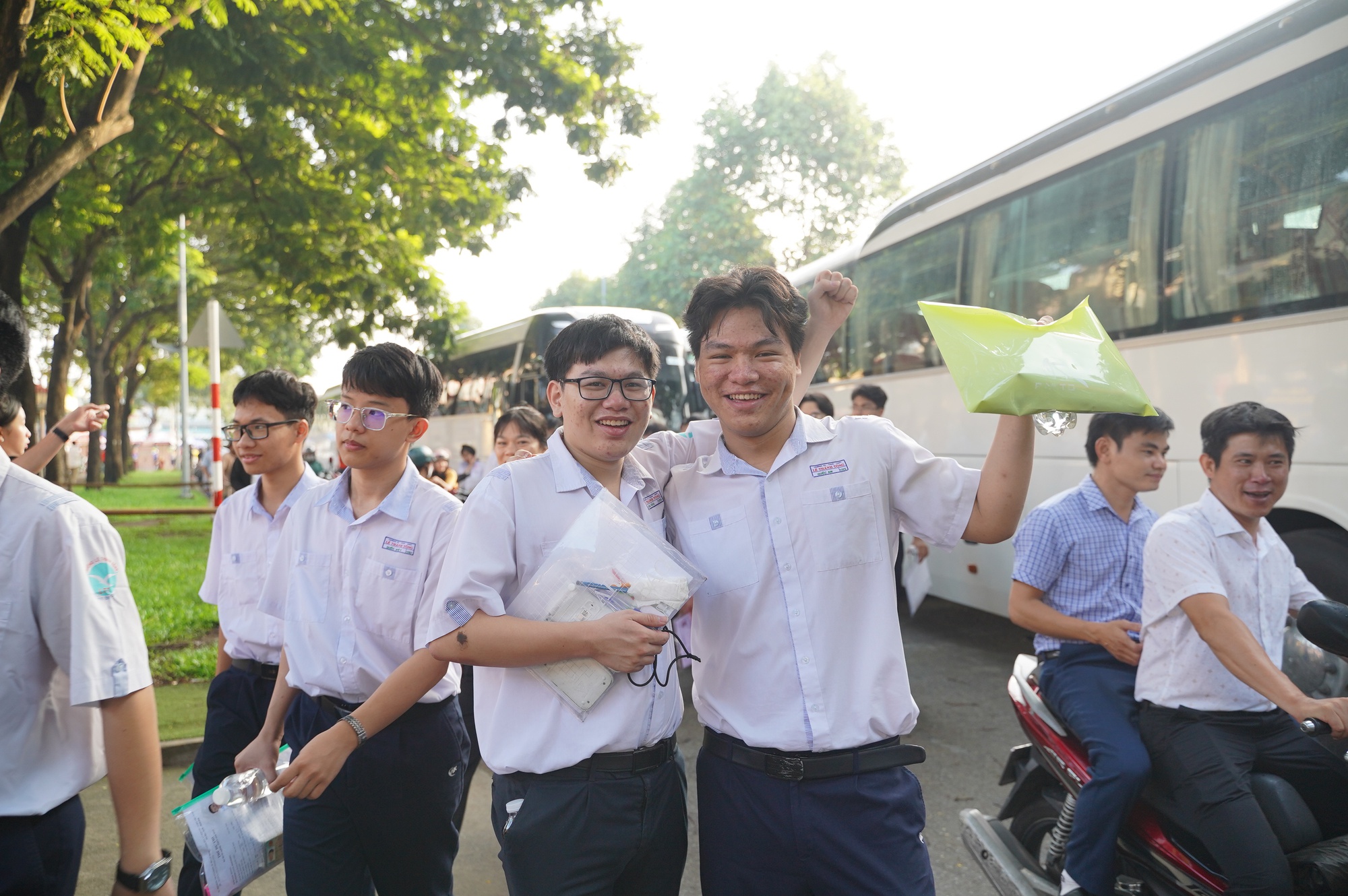 Thi tốt nghiệp THPT 2025 ngày cuối cùng: Thí sinh người than khó, người hô to "chiến thắng rồi", dù sao thì nghỉ ngơi thôi!- Ảnh 45.