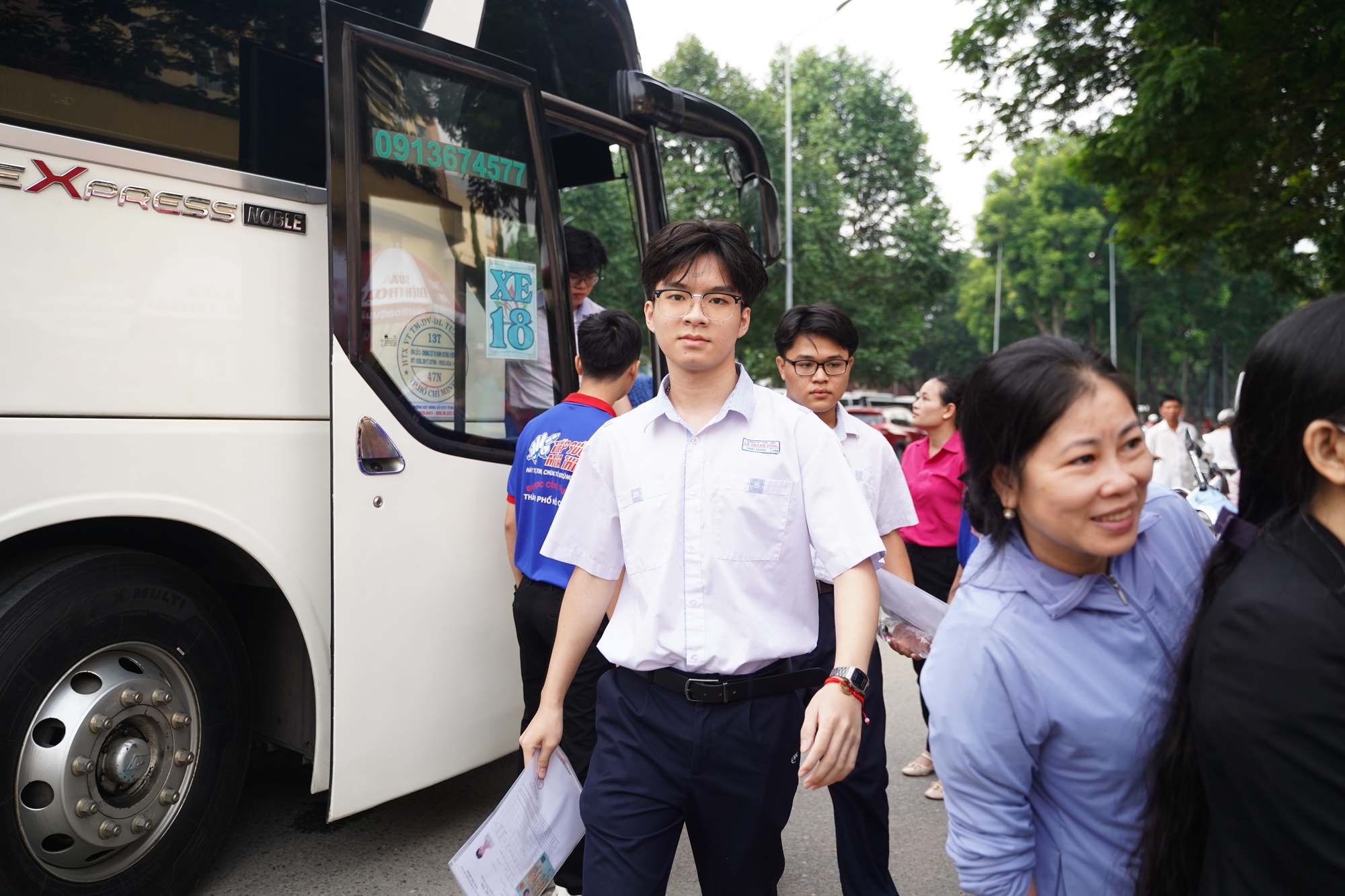 Kết thúc buổi đầu tiên thi tốt nghiệp THPT 2025: Đề hay, thí sinh phấn khởi, được 1/3 chặng đường rồi!- Ảnh 52.