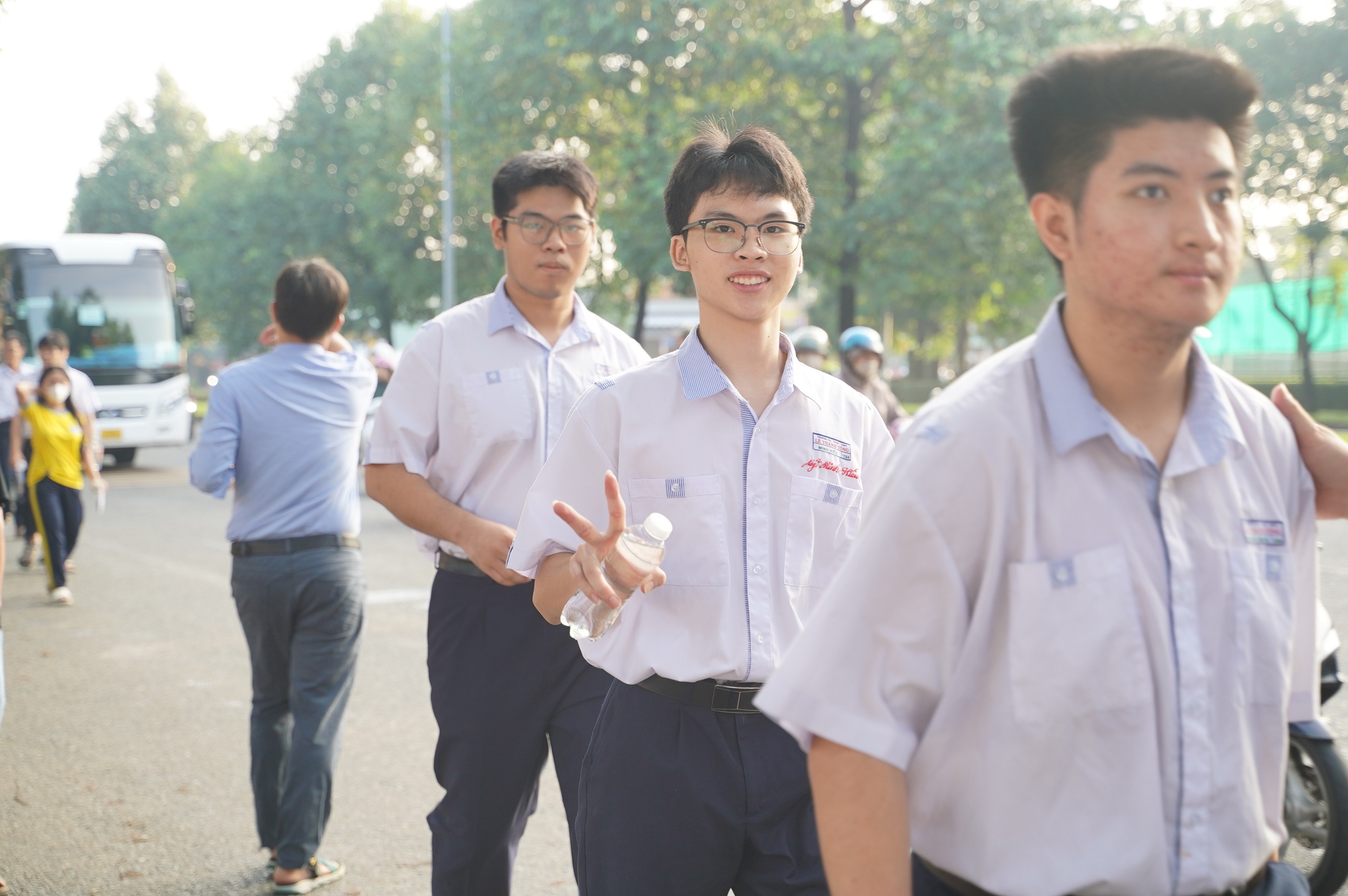 Thi tốt nghiệp THPT 2025 ngày cuối cùng: Thí sinh người than khó, người hô to "chiến thắng rồi", dù sao thì nghỉ ngơi thôi!- Ảnh 43.