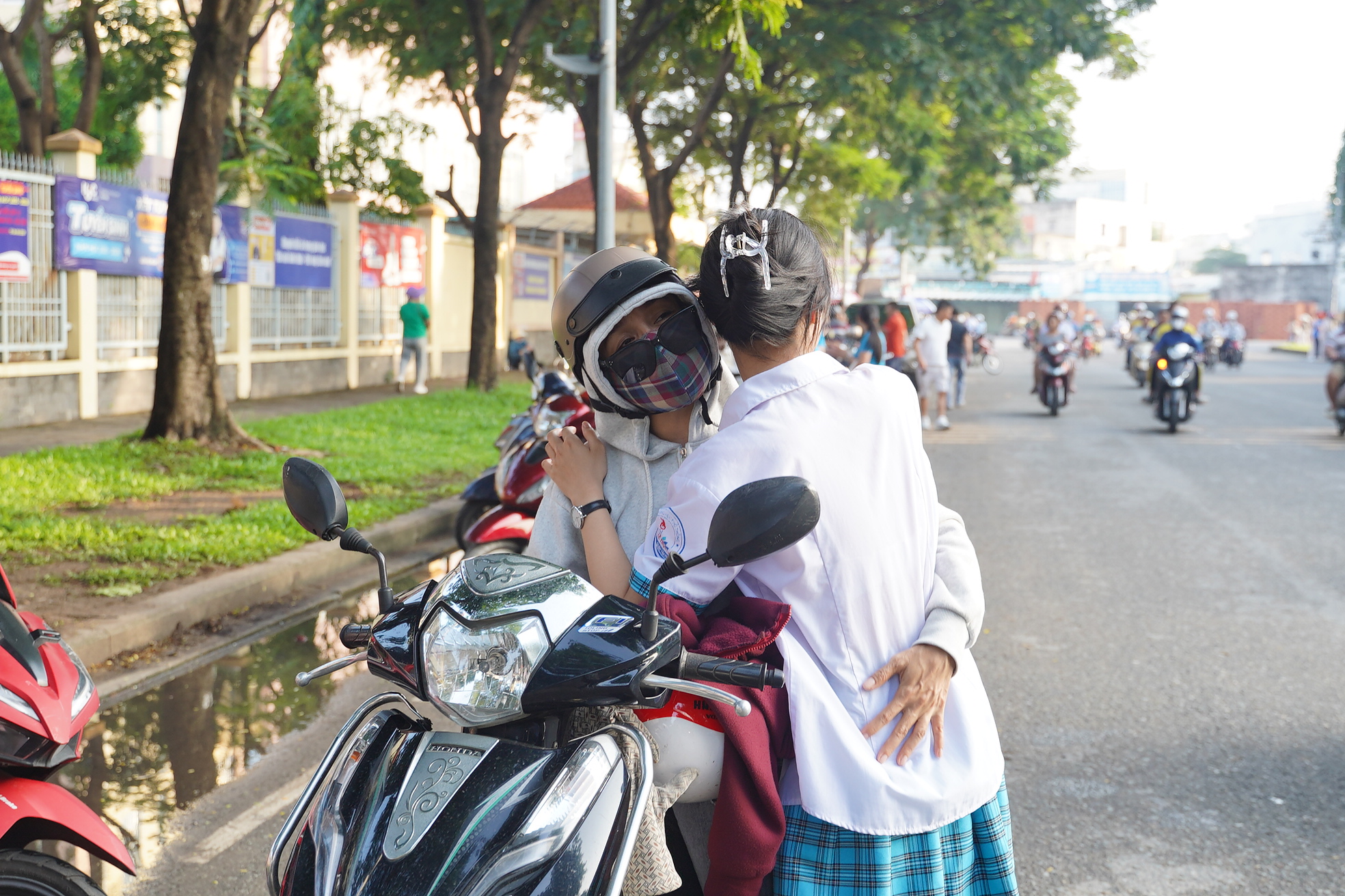 Thi tốt nghiệp THPT 2025 ngày cuối cùng: Thí sinh người than khó, người hô to "chiến thắng rồi", dù sao thì nghỉ ngơi thôi!- Ảnh 39.