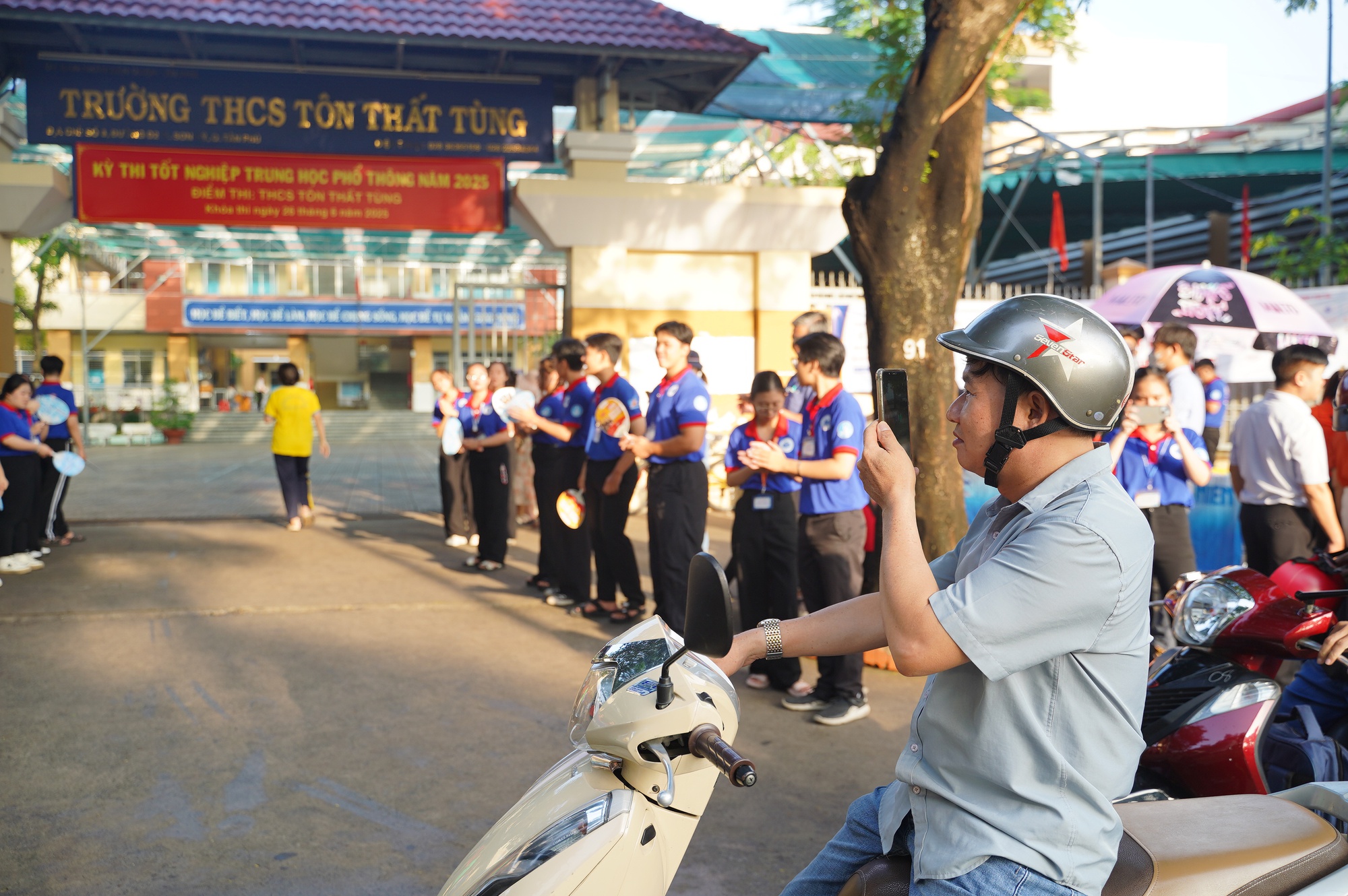 Thi tốt nghiệp THPT 2025 ngày cuối cùng: Thí sinh người than khó, người hô to "chiến thắng rồi", dù sao thì nghỉ ngơi thôi!- Ảnh 38.