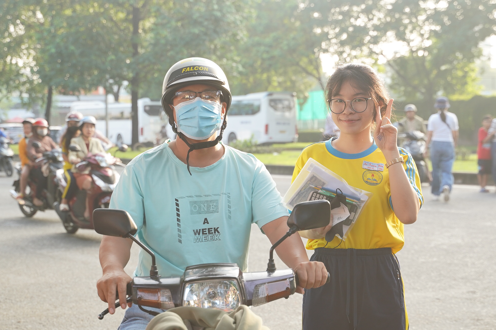 Thi tốt nghiệp THPT 2025 ngày cuối cùng: Thí sinh người than khó, người hô to "chiến thắng rồi", dù sao thì nghỉ ngơi thôi!- Ảnh 37.