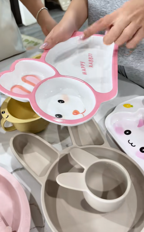"Phú bà" Bắc Giang khiến hội mẹ bỉm nhức cái đầu vì yêu cầu bảo mẫu xếp bát ăn dặm cho con: Mỗi ngày 1 bộ, lại còn phải theo chủ đề- Ảnh 4.