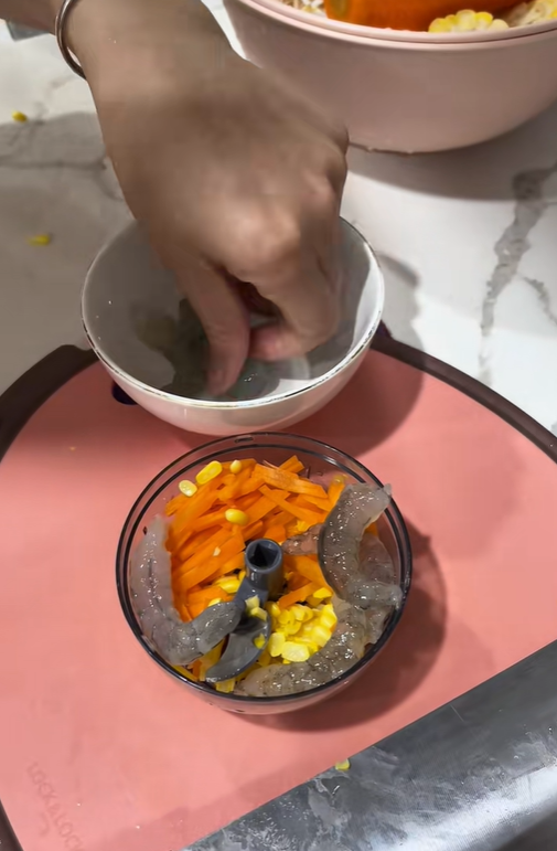 "Phú bà" Bắc Giang khiến hội mẹ bỉm nhức cái đầu vì yêu cầu bảo mẫu xếp bát ăn dặm cho con: Mỗi ngày 1 bộ, lại còn phải theo chủ đề- Ảnh 9.
