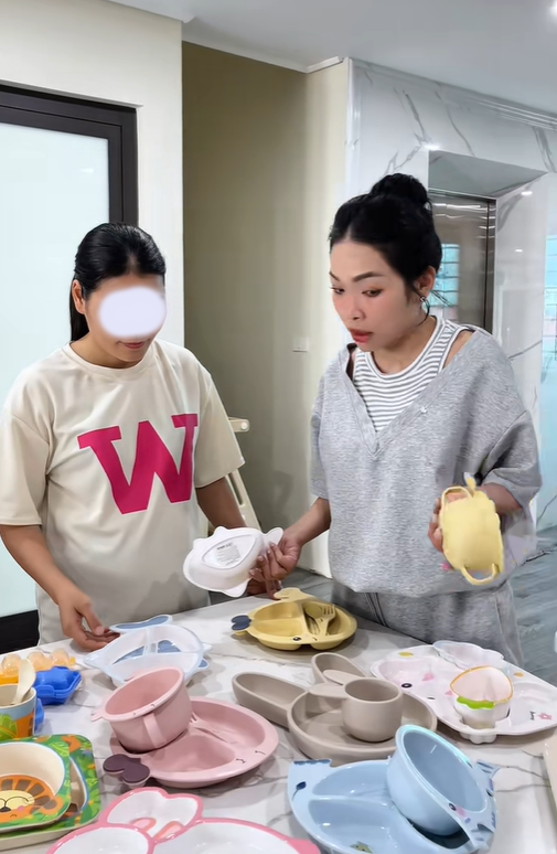 "Phú bà" Bắc Giang khiến hội mẹ bỉm nhức cái đầu vì yêu cầu bảo mẫu xếp bát ăn dặm cho con: Mỗi ngày 1 bộ, lại còn phải theo chủ đề- Ảnh 2.