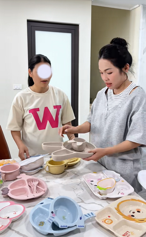 "Phú bà" Bắc Giang khiến hội mẹ bỉm nhức cái đầu vì yêu cầu bảo mẫu xếp bát ăn dặm cho con: Mỗi ngày 1 bộ, lại còn phải theo chủ đề- Ảnh 1.