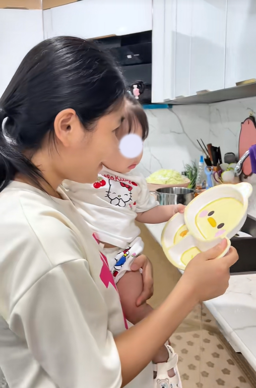 "Phú bà" Bắc Giang khiến hội mẹ bỉm nhức cái đầu vì yêu cầu bảo mẫu xếp bát ăn dặm cho con: Mỗi ngày 1 bộ, lại còn phải theo chủ đề- Ảnh 5.