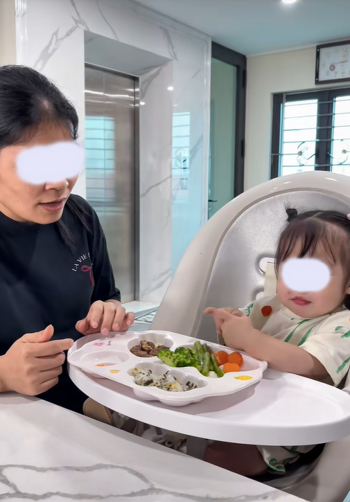 "Phú bà" Bắc Giang khiến hội mẹ bỉm nhức cái đầu vì yêu cầu bảo mẫu xếp bát ăn dặm cho con: Mỗi ngày 1 bộ, lại còn phải theo chủ đề- Ảnh 6.