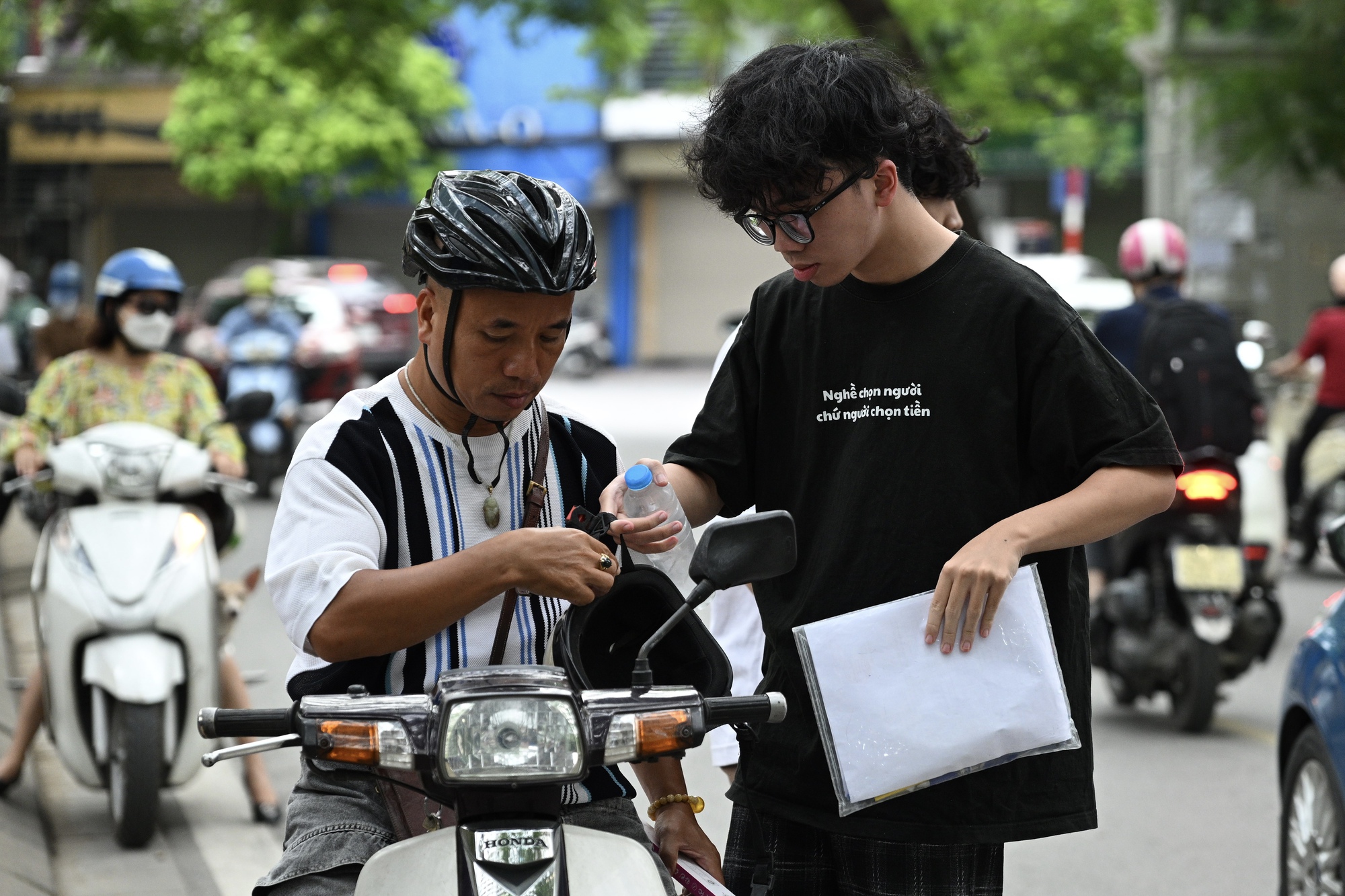 Thi tốt nghiệp THPT 2025 ngày cuối cùng: Thí sinh người than khó, người hô to "chiến thắng rồi", dù sao thì nghỉ ngơi thôi!- Ảnh 32.