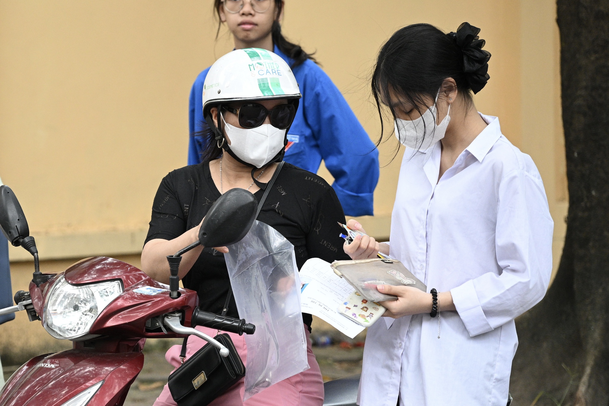 Thi tốt nghiệp THPT 2025 ngày cuối cùng: Thí sinh người than khó, người hô to "chiến thắng rồi", dù sao thì nghỉ ngơi thôi!- Ảnh 29.