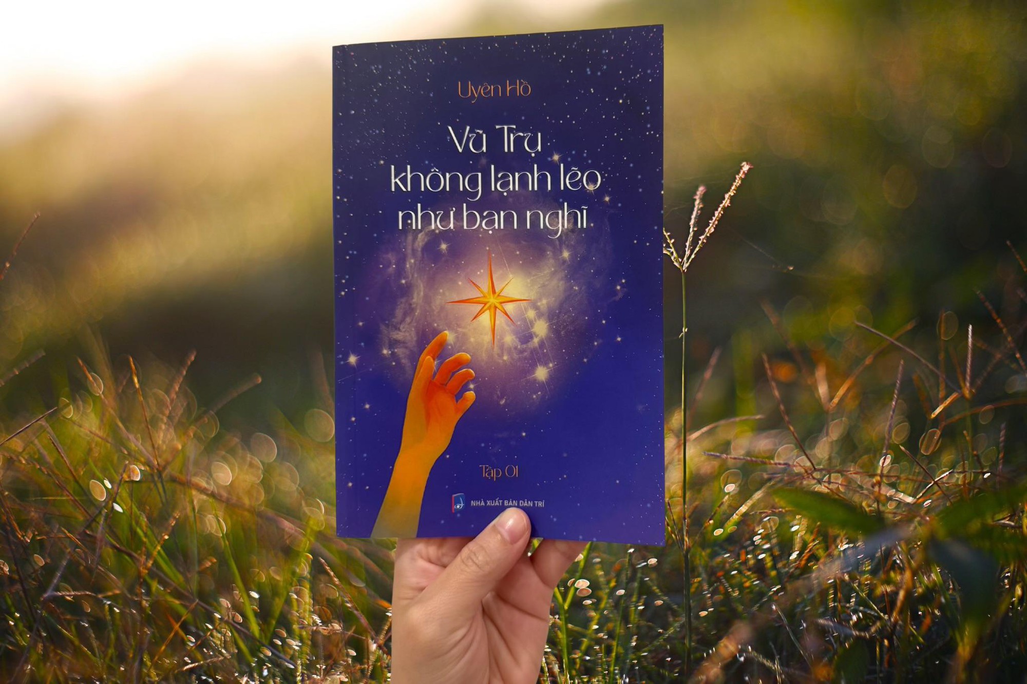 Vũ Trụ Không Lạnh Lẽo Như Bạn Nghĩ: Cuốn sách kết hợp giữa thiên văn học, cảm xúc con người và hành trình chữa lành- Ảnh 1.