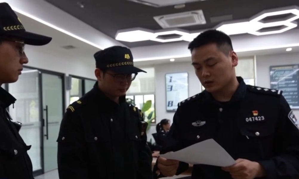 Tịch thu 10 xe ô tô, vàng, túi hiệu, bất động sản và cổ phiếu trong nhà 1 Giám đốc công ty dệt may biển thủ 182 tỷ đồng- Ảnh 2.