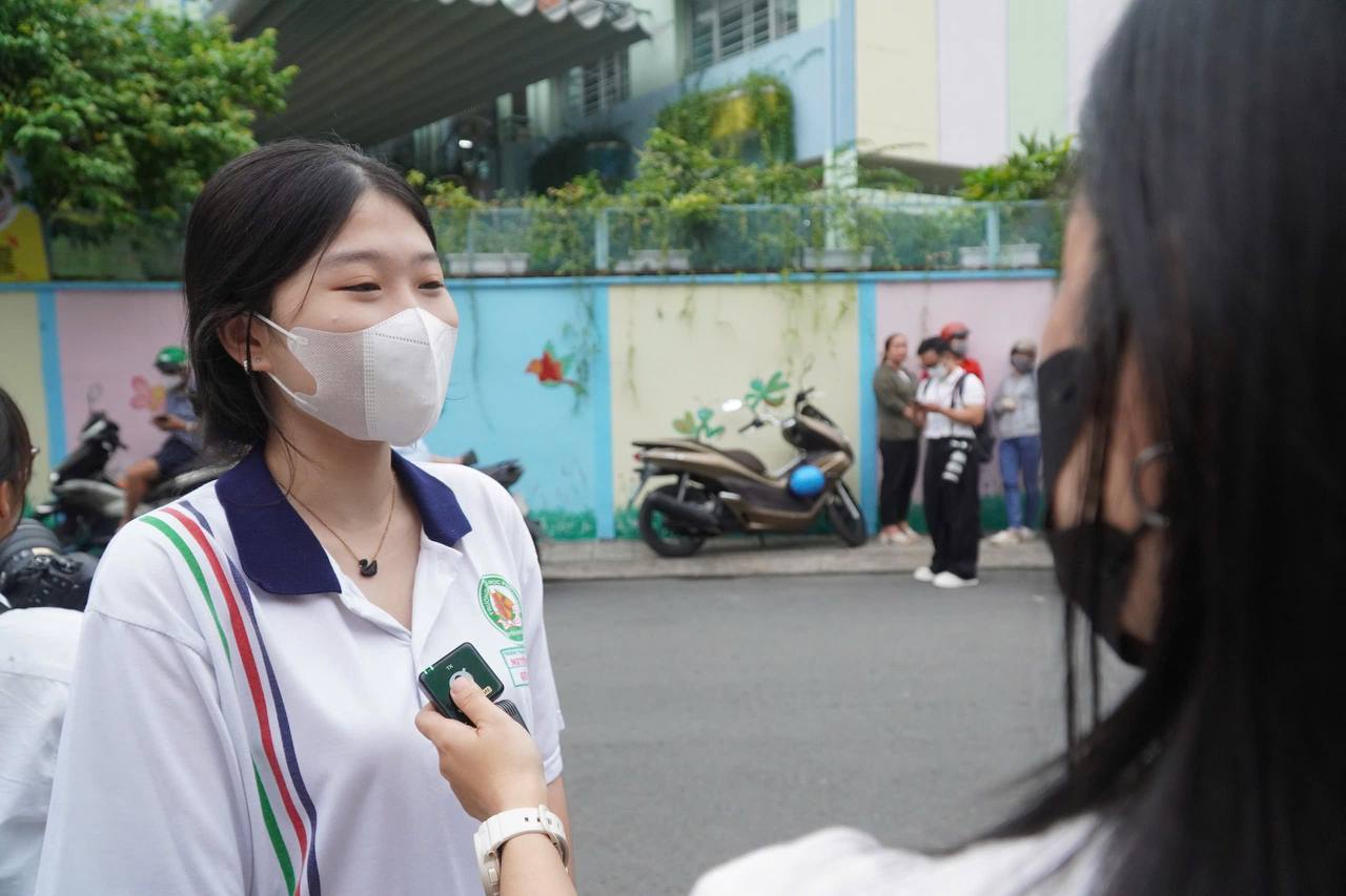 Kết thúc buổi đầu tiên thi tốt nghiệp THPT 2025: Đề hay, thí sinh phấn khởi, được 1/3 chặng đường rồi!- Ảnh 38.