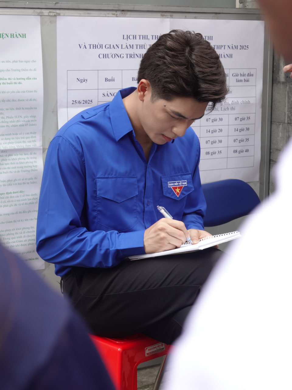 Một nam thần Vbiz bất ngờ xuất hiện trước cổng điểm thi tốt nghiệp THPT, danh tính khiến ai nấy đều nháo nhào!- Ảnh 5.