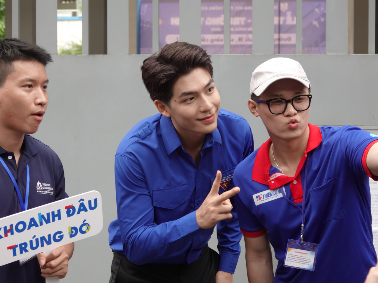 Một nam thần Vbiz bất ngờ xuất hiện trước cổng điểm thi tốt nghiệp THPT, danh tính khiến ai nấy đều nháo nhào!- Ảnh 3.
