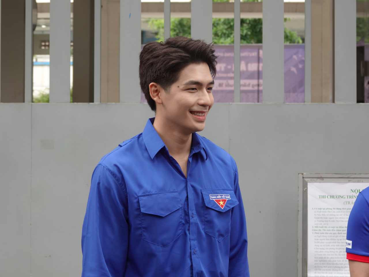 Một nam thần Vbiz bất ngờ xuất hiện trước cổng điểm thi tốt nghiệp THPT, danh tính khiến ai nấy đều nháo nhào!- Ảnh 1.