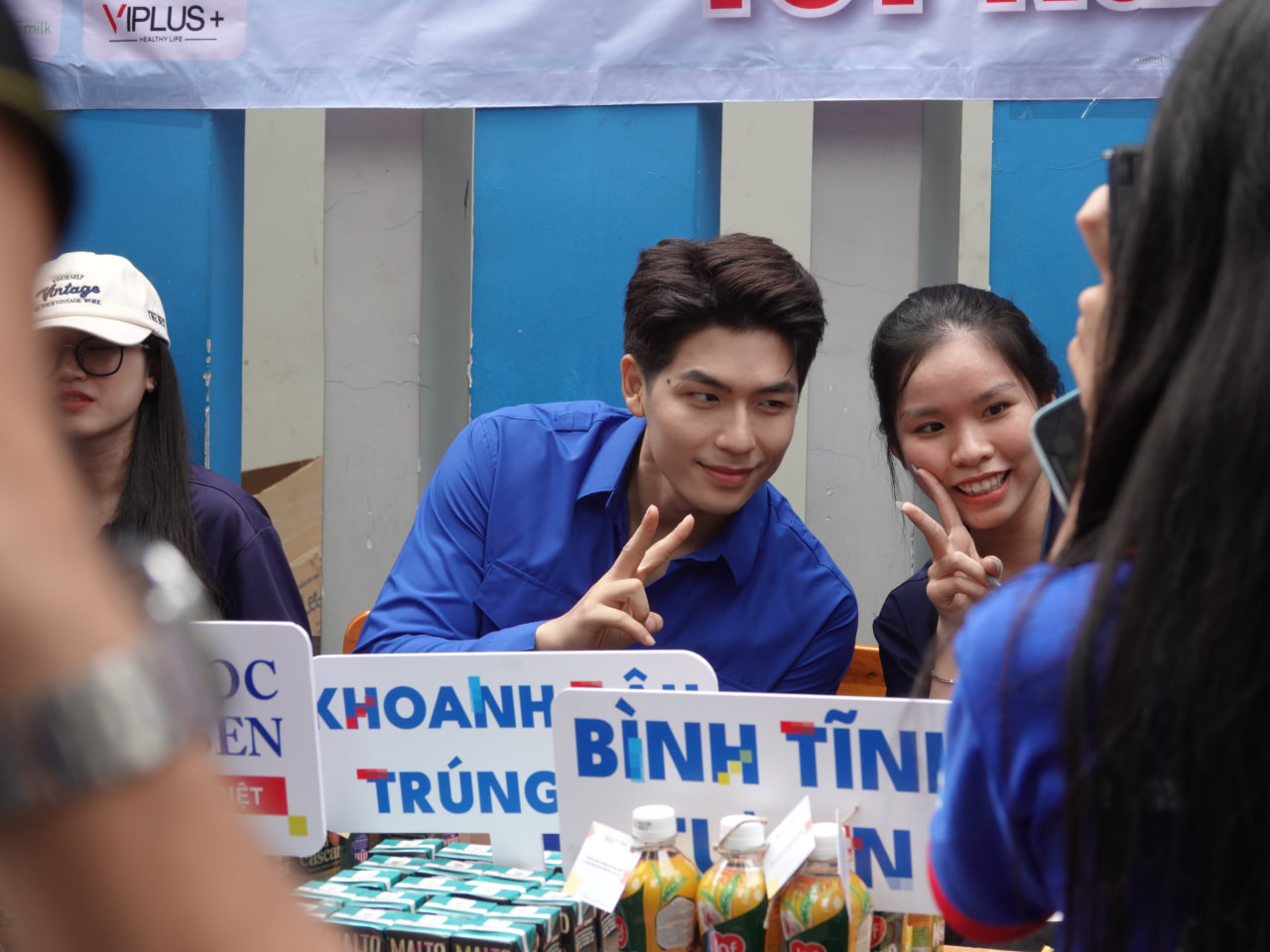 Một nam thần Vbiz bất ngờ xuất hiện trước cổng điểm thi tốt nghiệp THPT, danh tính khiến ai nấy đều nháo nhào!- Ảnh 4.