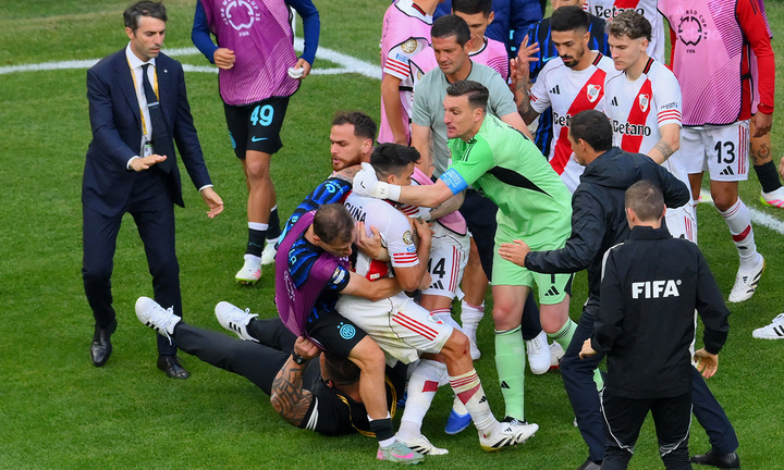 Ngôi sao Argentina đuổi đánh đối thủ, đồng đội vật ra sân ngăn cản- Ảnh 1.