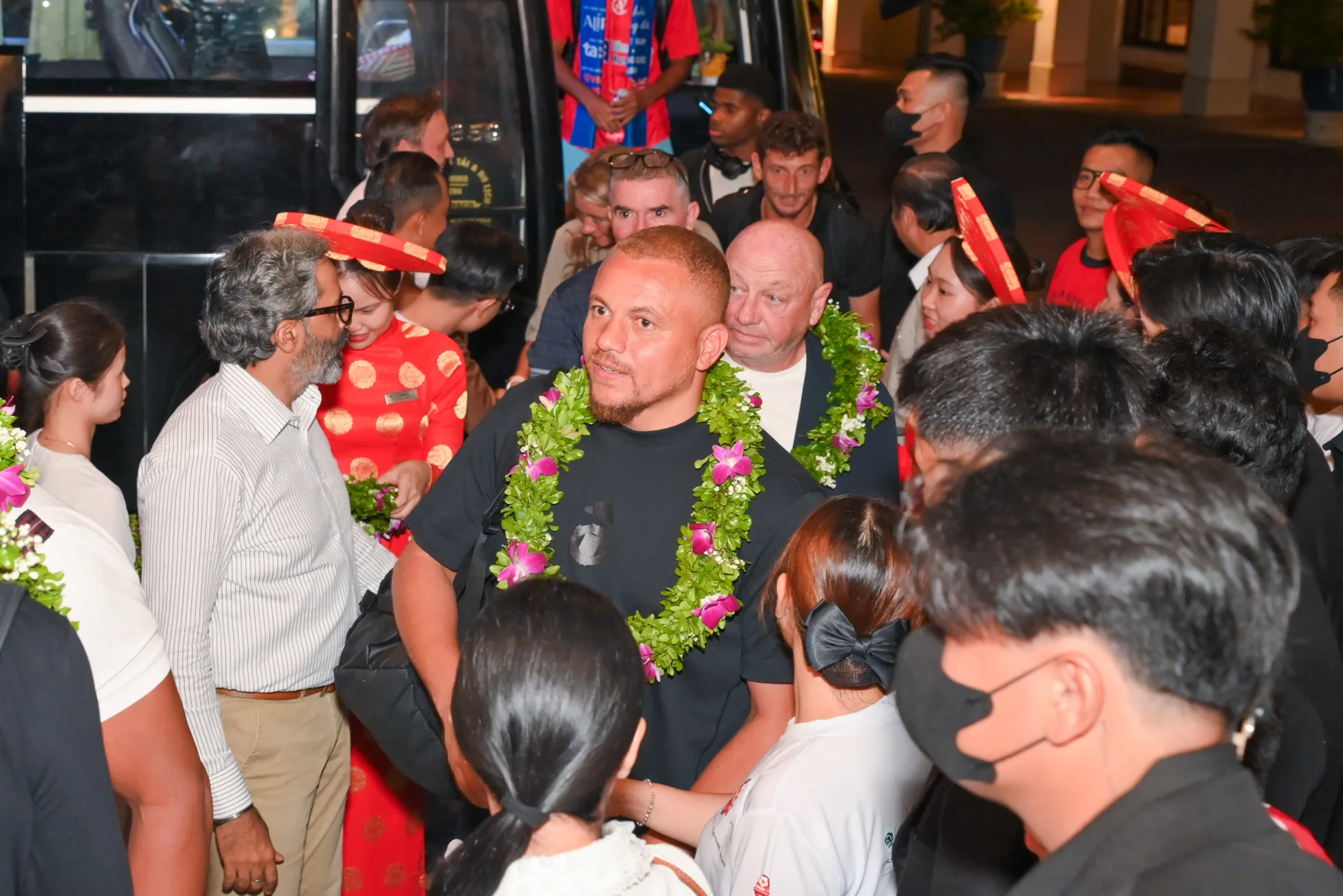 Hai huyền thoại bóng đá Wes Brown và Teddy Sheringham đến Đà Nẵng- Ảnh 1.