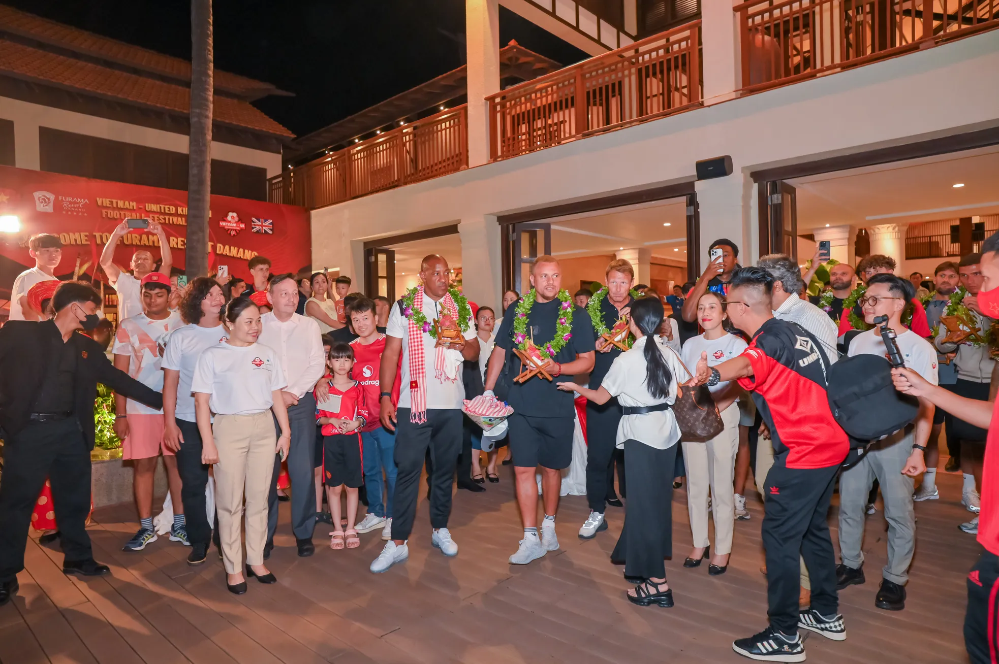 Hai huyền thoại bóng đá Wes Brown và Teddy Sheringham đến Đà Nẵng- Ảnh 3.