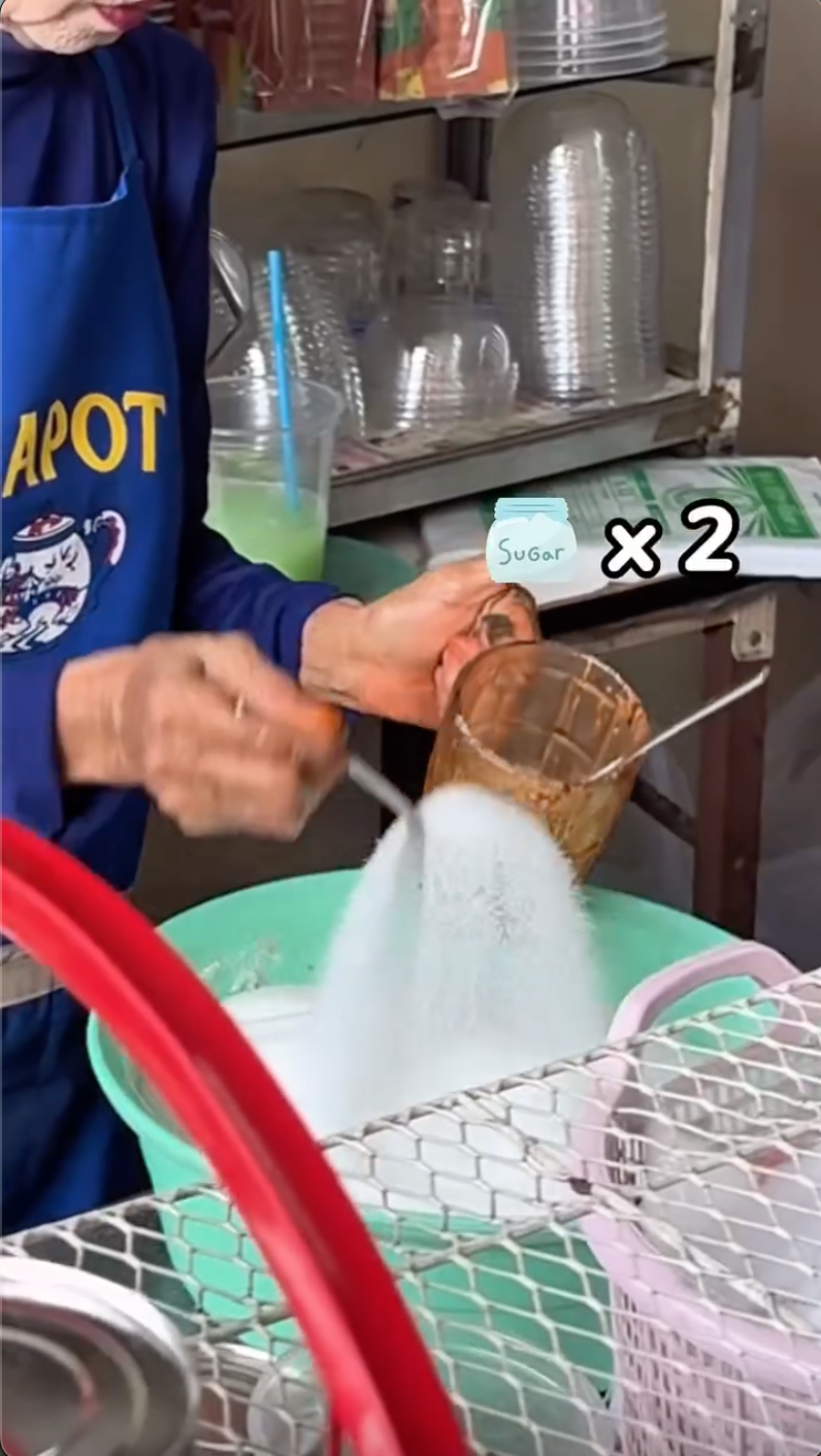 Chân dung bà chủ quán cà phê Thái có lớp make-up triệu người 