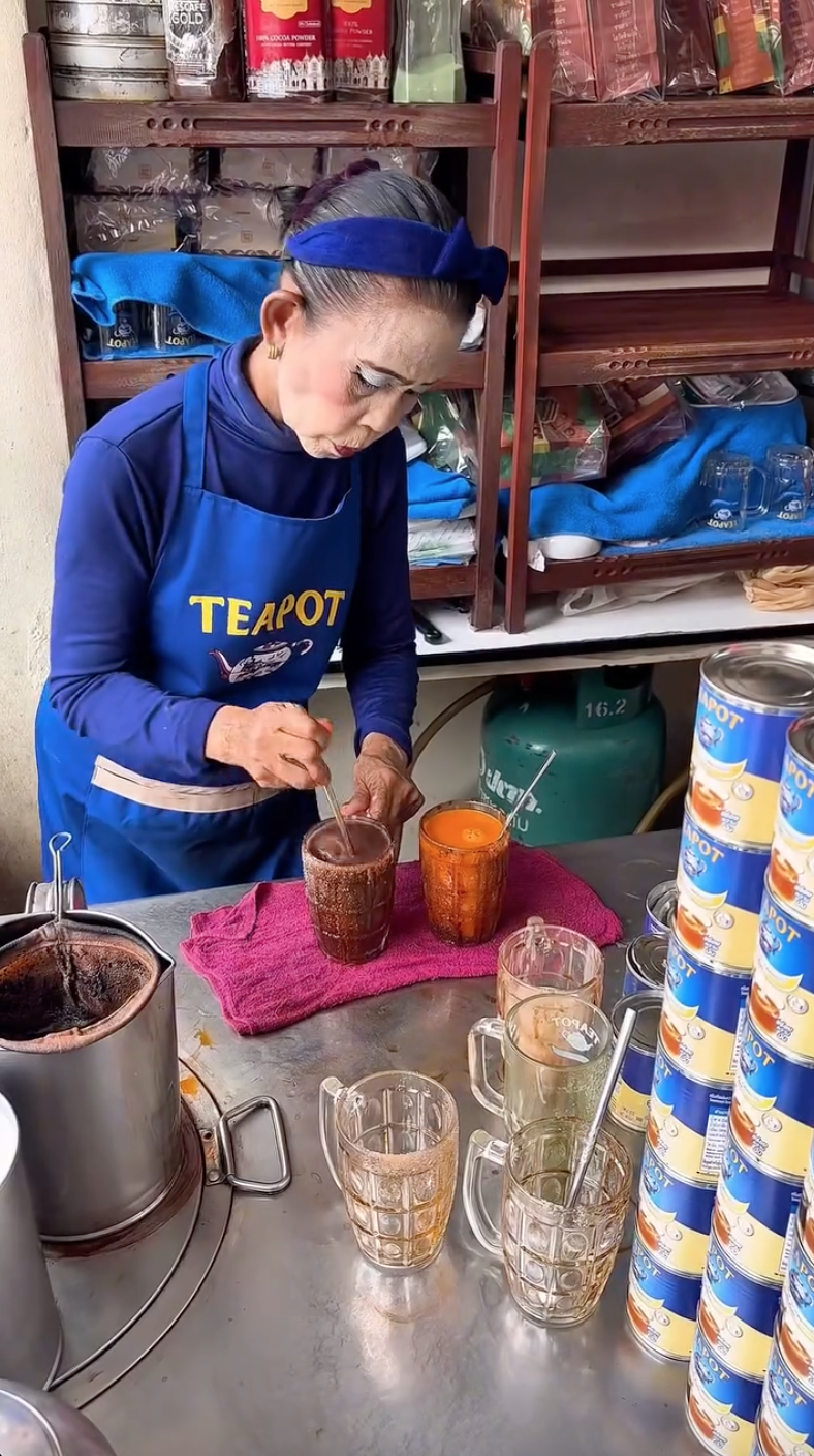 Chân dung bà chủ quán cà phê Thái có lớp make-up triệu người 