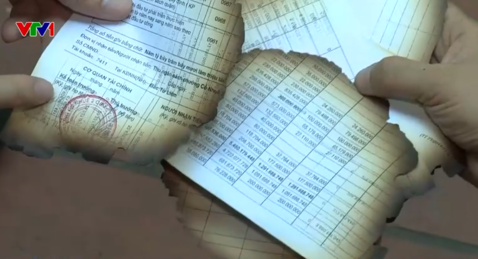 Hà Nội: Đang sáp nhập phường, dân phát hiện tài liệu có dấu đỏ bị đốt ngay sát trụ sở UBND- Ảnh 3.