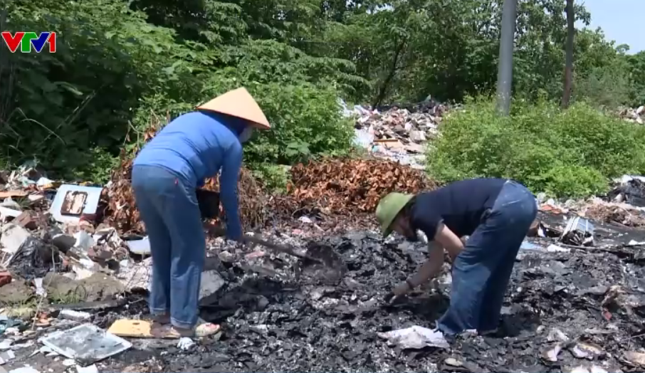 Hà Nội: Đang sáp nhập phường, dân phát hiện tài liệu có dấu đỏ bị đốt ngay sát trụ sở UBND- Ảnh 1.