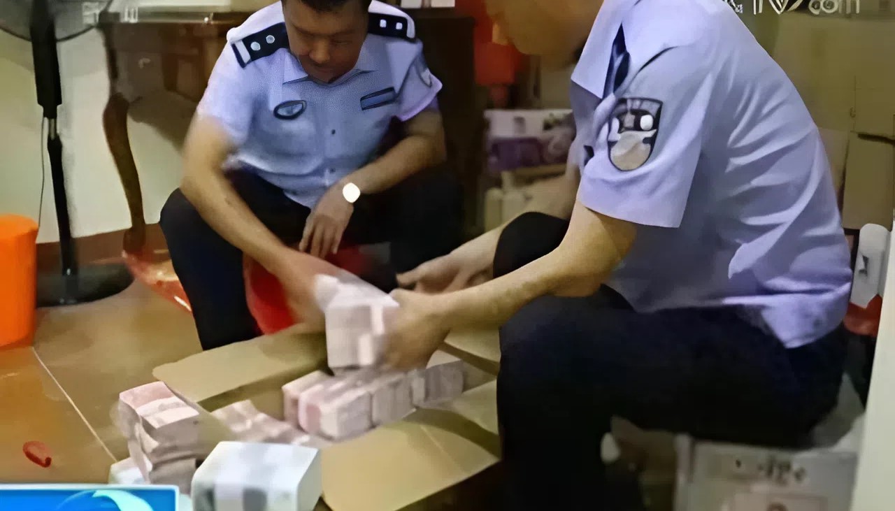 Huy động 300 cảnh sát đột kích căn biệt thự không người ở, tịch thu 4.700 tỷ đồng tiền mặt đủ chất đầy 2 xe tải- Ảnh 3.