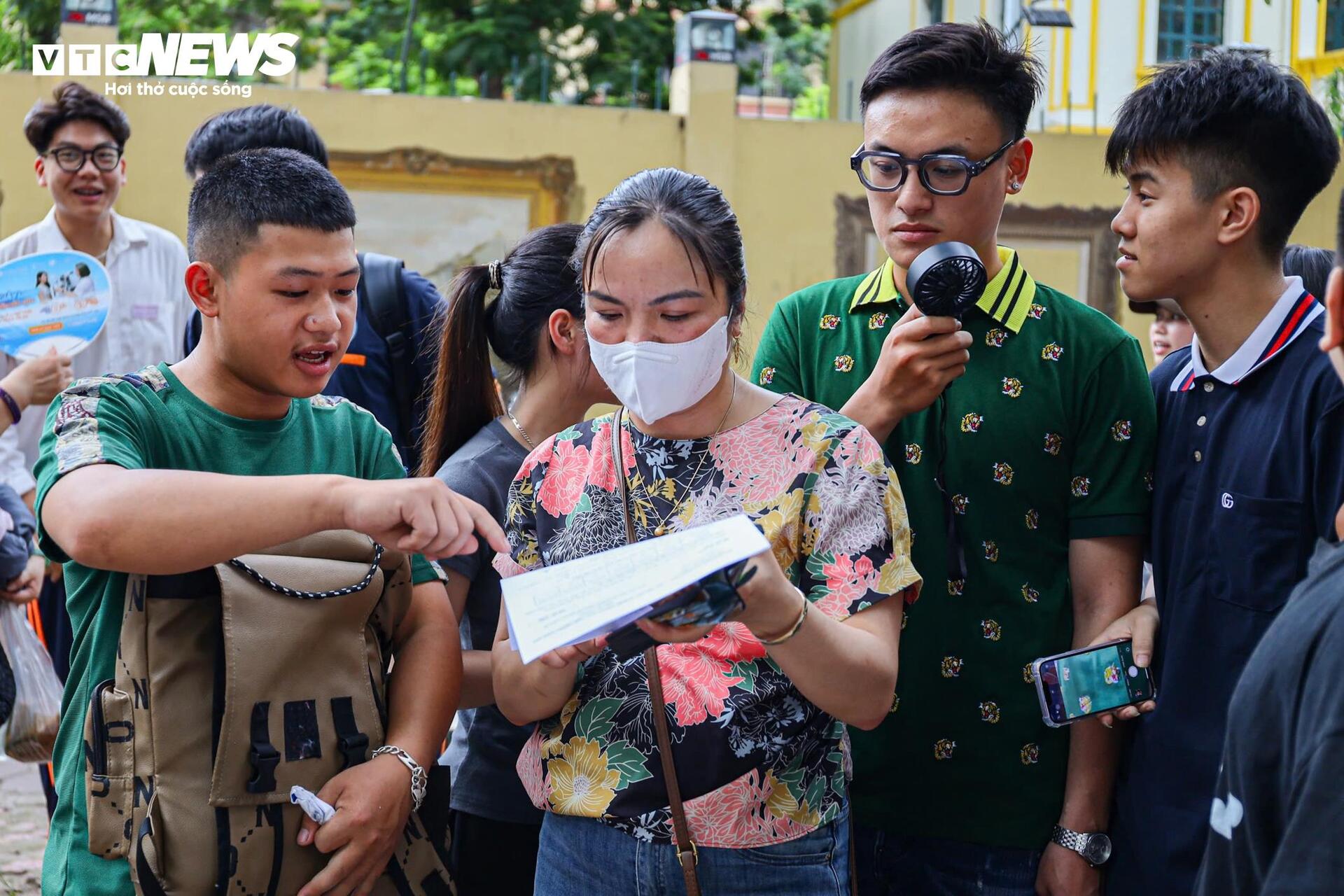 Thí sinh khóc thét với đề Toán mới, "đọc đề hết nửa thời gian"- Ảnh 2.