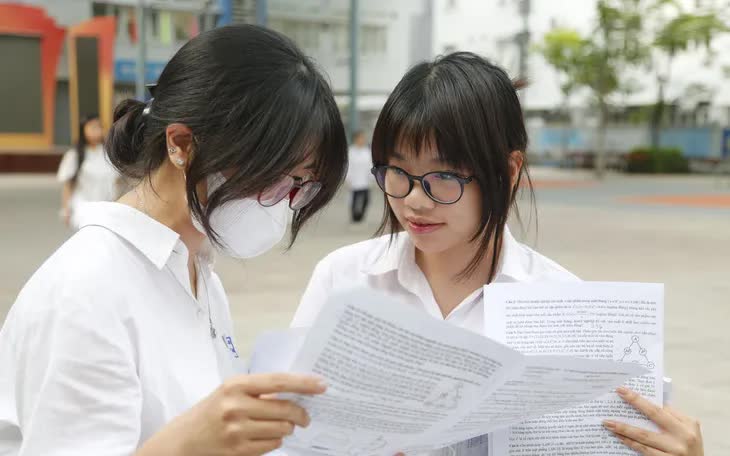 Thí sinh hoàn thành bài thi môn Toán vào chiều 26/6. Ảnh: Dương Duy