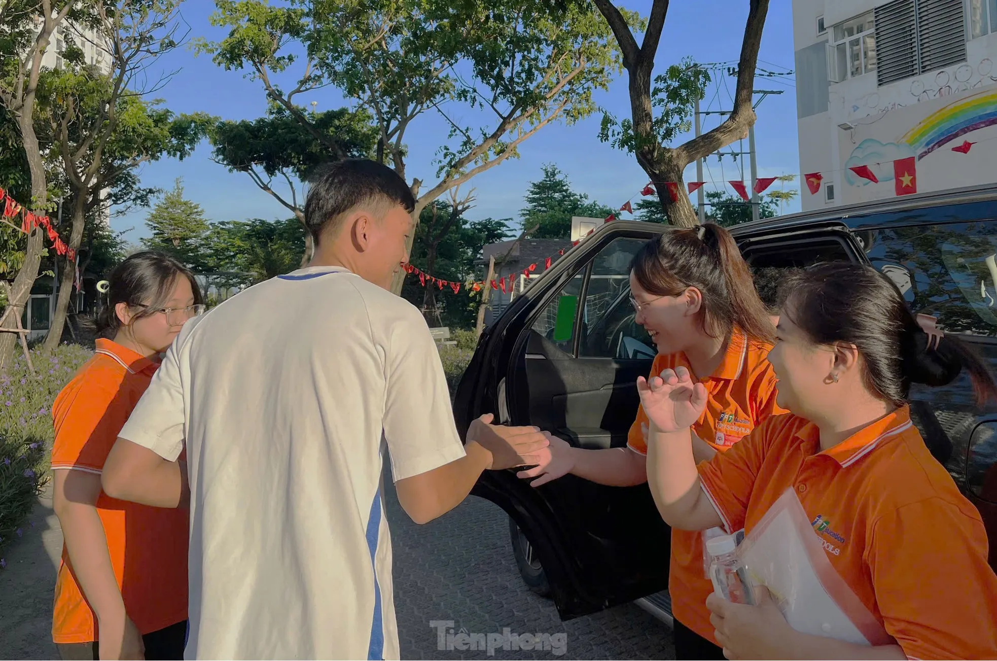 Đại gia đình đưa 21 sĩ tử đặc biệt ở Đà Nẵng đi thi- Ảnh 7.