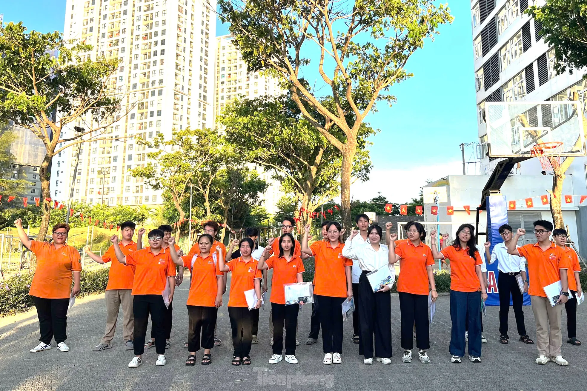 Đại gia đình đưa 21 sĩ tử đặc biệt ở Đà Nẵng đi thi- Ảnh 1.