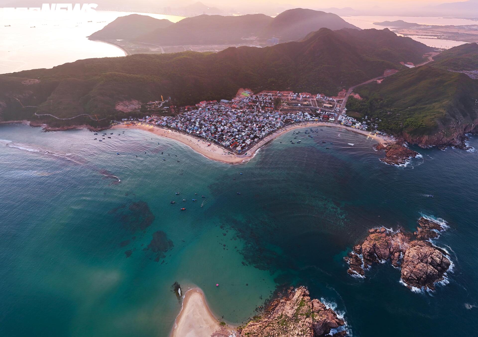 'Trốn' phố thị ồn ào, về Quy Nhơn ngắm rong mơ nhuộm vàng đáy biển- Ảnh 1.