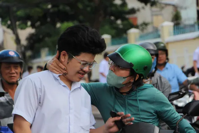 Sĩ tử, thầy chùa, chiến sĩ... những khoảnh khắc lặng người trong mùa thi tốt nghiệp- Ảnh 4.