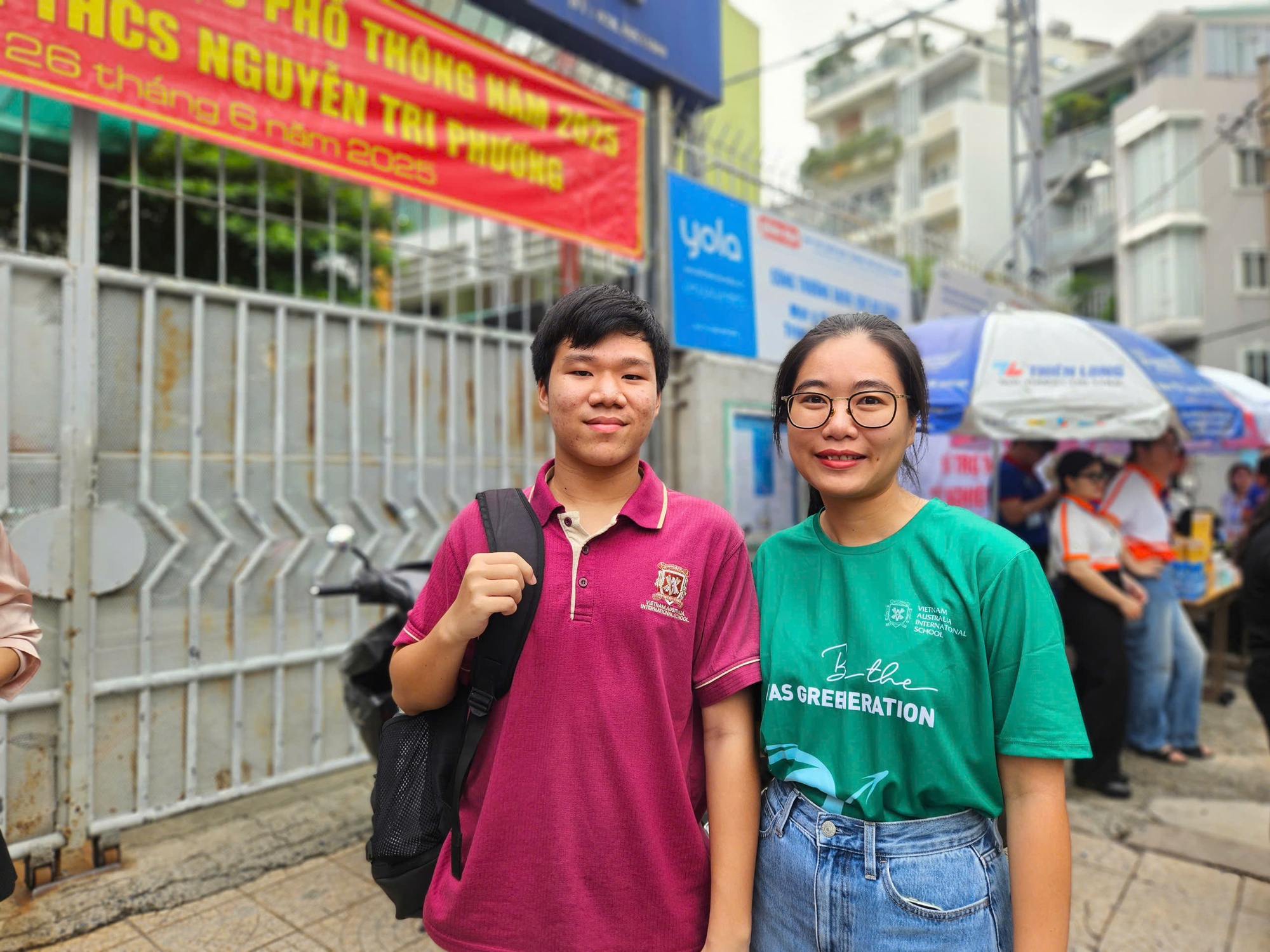 Túc trực tại điểm thi, cô hiệu phó lo lắng điểm danh từng học sinh của mình- Ảnh 2.