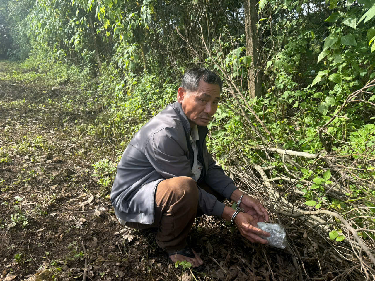 Cảnh sát dùng chó nghiệp vụ khám xét nơi ở của đôi tình nhân nhiều nghi vấn- Ảnh 2.