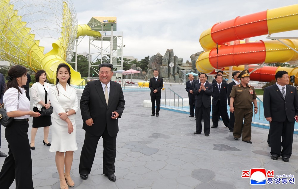 Phu nhân Chủ tịch Triều Tiên Kim Jong Un lần đầu xuất hiện sau hơn 1 năm vắng bóng- Ảnh 2. Phu nhân Chủ tịch Triều Tiên Kim Jong Un lần đầu xuất hiện sau hơn 1 năm vắng bóng- Ảnh 2.