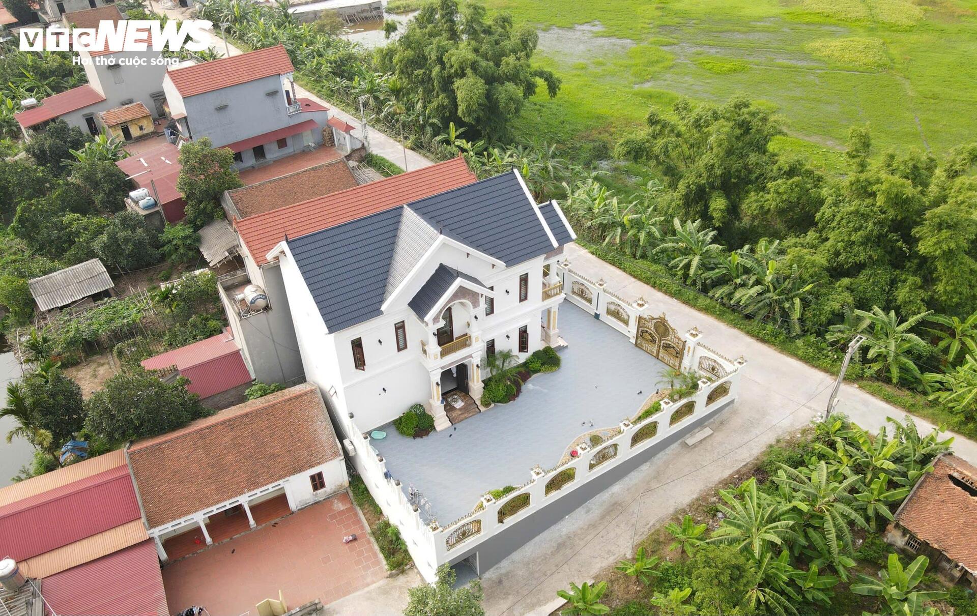 Biệt thự của "ông trùm" 38 tuổi cầm đầu đường dây lừa đảo hơn 2.000 tỷ đồng- Ảnh 1.