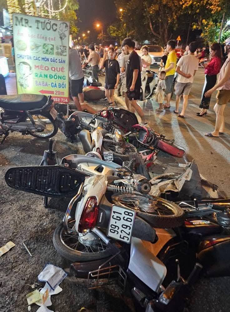 Camera ô tô gây tai nạn liên hoàn ở Bắc Ninh, xe máy nằm la liệt ở hiện trường gây xôn xao- Ảnh 1.