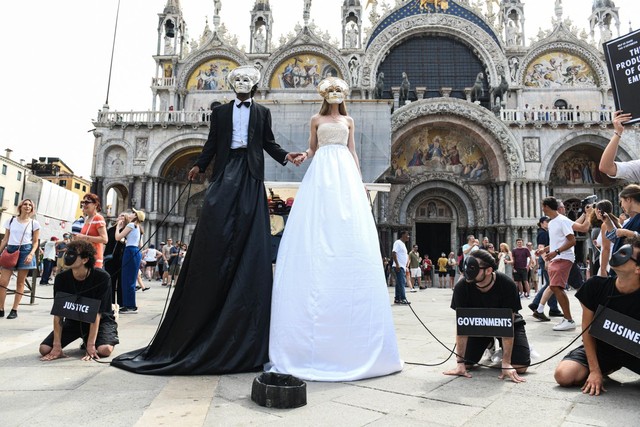 Cảnh tượng không thể tin tại đám cưới thế kỷ của tỉ phú Jeff Bezos: Kênh đào ở Venice hoá thảm đỏ bởi dàn sao khủng- Ảnh 17. Cảnh tượng không thể tin tại đám cưới thế kỷ của tỉ phú Jeff Bezos: Kênh đào ở Venice hoá thảm đỏ bởi dàn sao khủng- Ảnh 17.