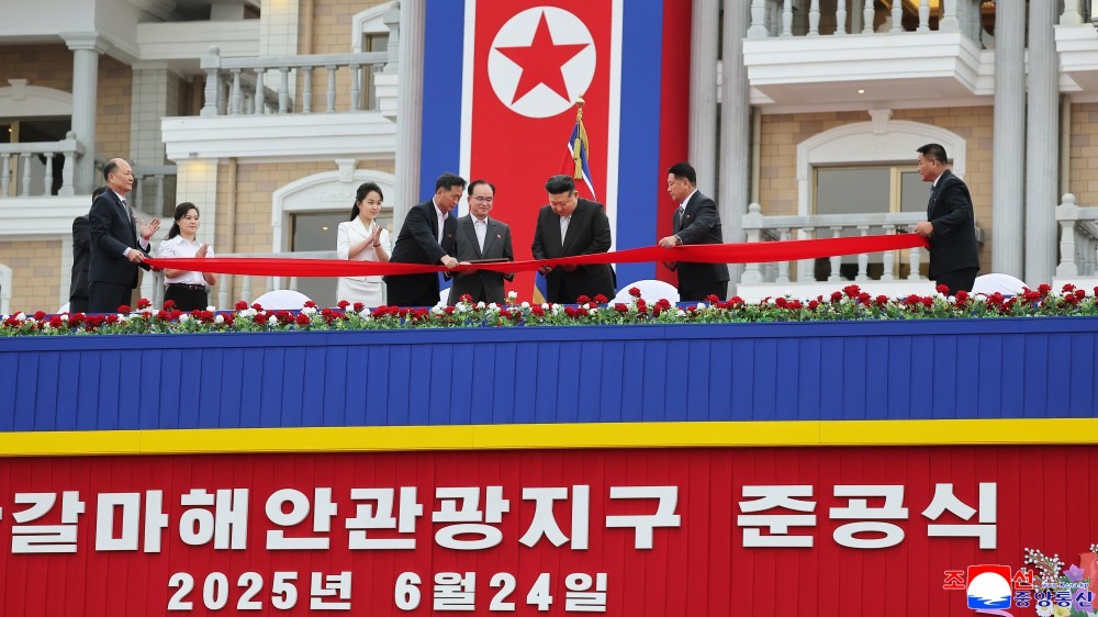 Phu nhân Chủ tịch Triều Tiên Kim Jong Un lần đầu xuất hiện sau hơn 1 năm vắng bóng- Ảnh 1. Phu nhân Chủ tịch Triều Tiên Kim Jong Un lần đầu xuất hiện sau hơn 1 năm vắng bóng- Ảnh 1.