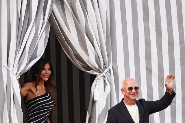 Cảnh tượng không thể tin tại đám cưới thế kỷ của tỉ phú Jeff Bezos: Kênh đào ở Venice hoá thảm đỏ bởi dàn sao khủng- Ảnh 20. Cảnh tượng không thể tin tại đám cưới thế kỷ của tỉ phú Jeff Bezos: Kênh đào ở Venice hoá thảm đỏ bởi dàn sao khủng- Ảnh 20.