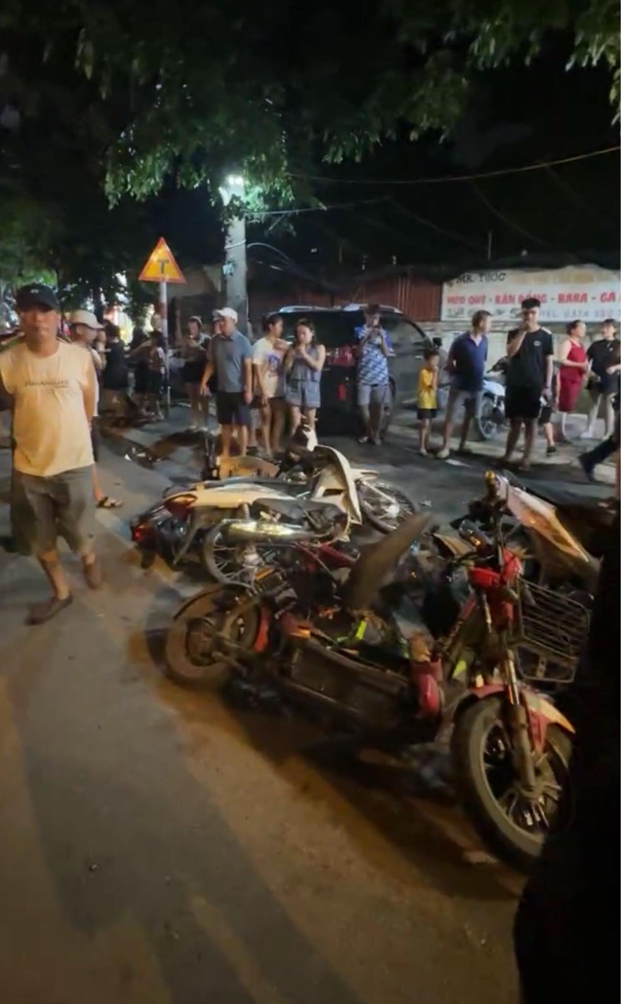 Camera ô tô gây tai nạn liên hoàn ở Bắc Ninh, xe máy nằm la liệt ở hiện trường gây xôn xao- Ảnh 5.