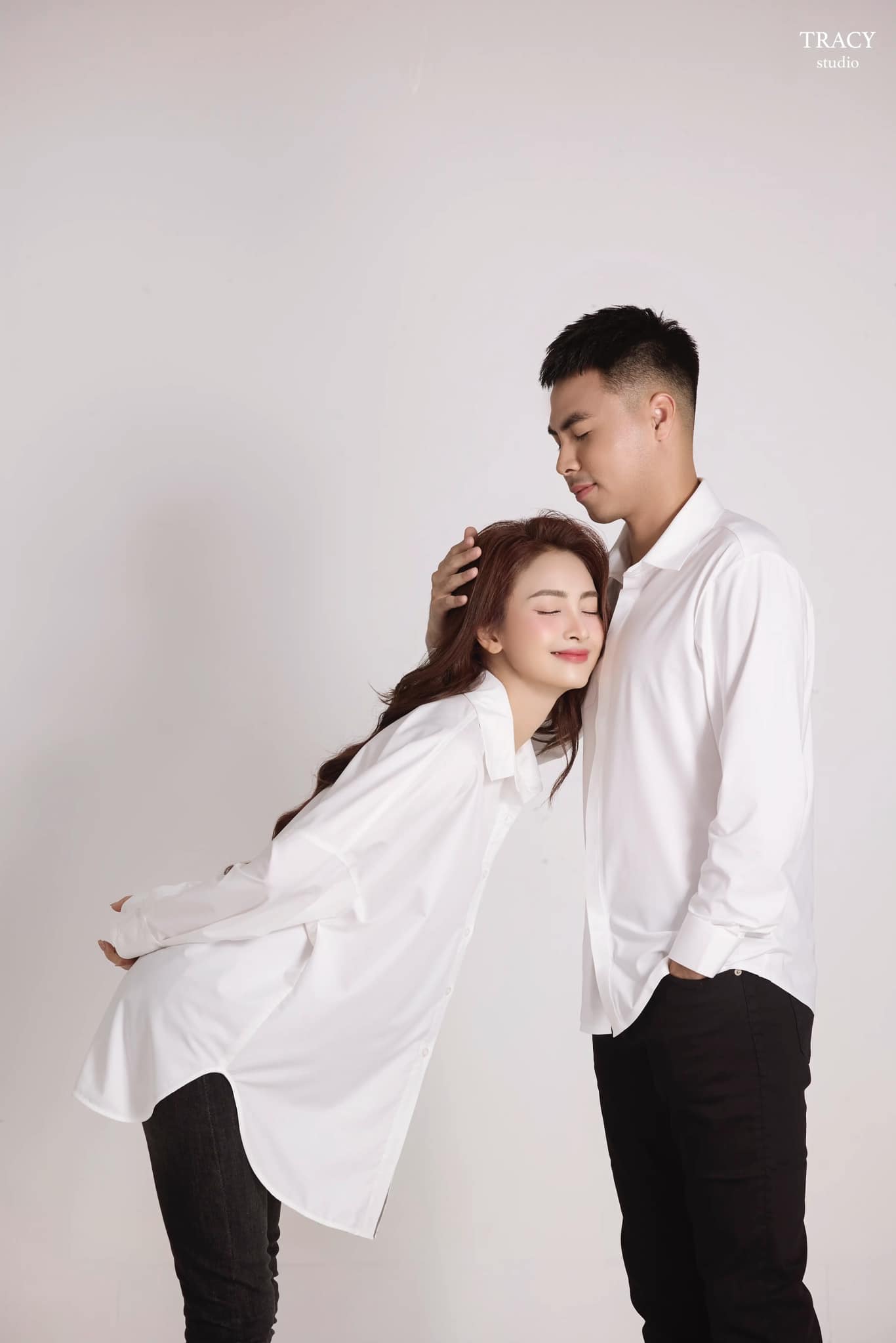 Bắt gặp khoảnh khắc cầu thủ nổi tiếng ôm eo tình tứ MC Huyền Trang Mù Tạt, lộ “hint” có thêm thành viên mới?- Ảnh 5.