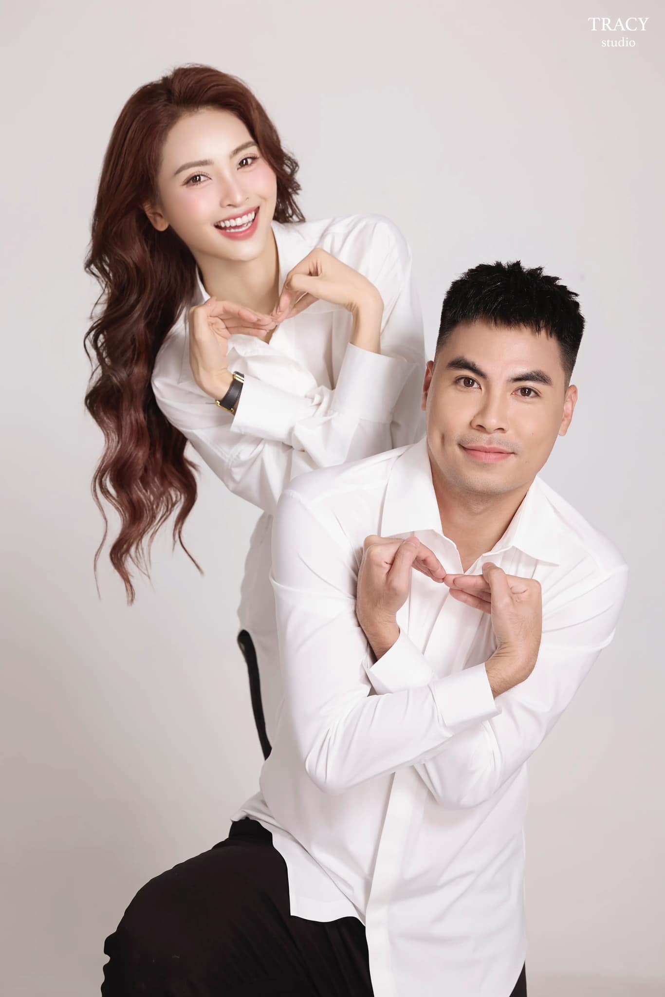 Bắt gặp khoảnh khắc cầu thủ nổi tiếng ôm eo tình tứ MC Huyền Trang Mù Tạt, lộ “hint” có thêm thành viên mới?- Ảnh 6.