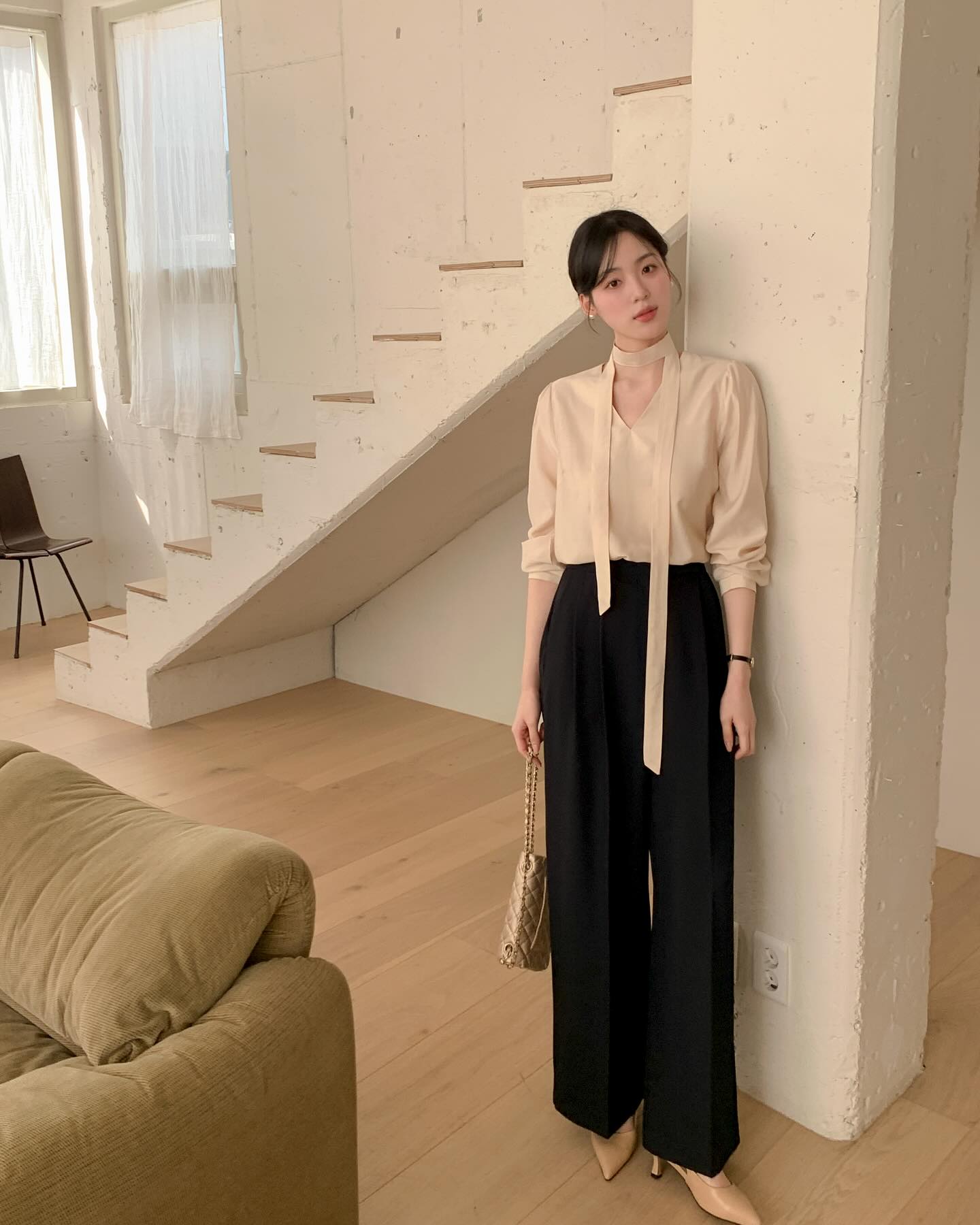 5 mẫu áo đơn giản mà tuyệt đẹp để mặc với quần ống rộng, giúp chị em được đánh giá cao ở gu thời trang- Ảnh 1.