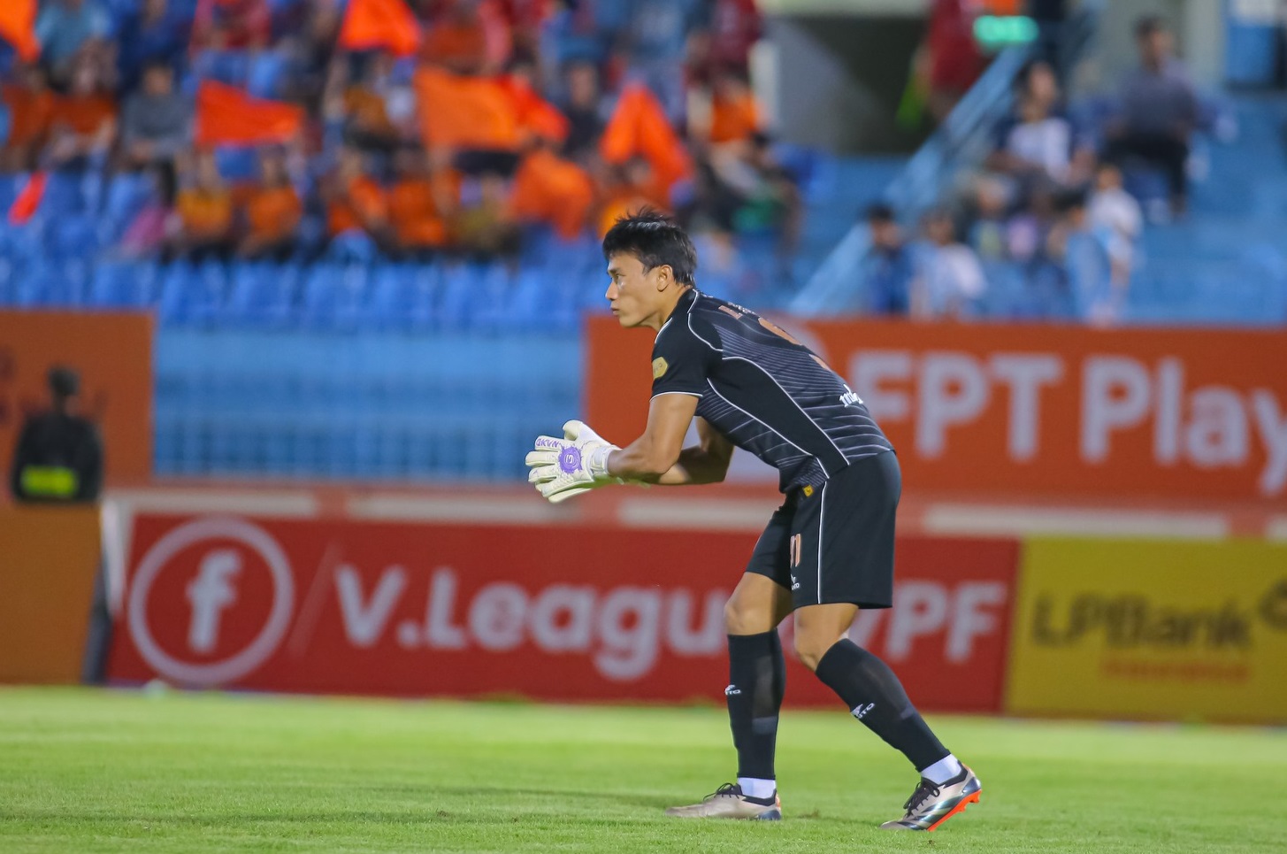Bùi Tiến Dũng cản phá penalty của Công Phượng, “đại gia mới nổi” tan mộng theo kịch bản nghiệt ngã- Ảnh 3.