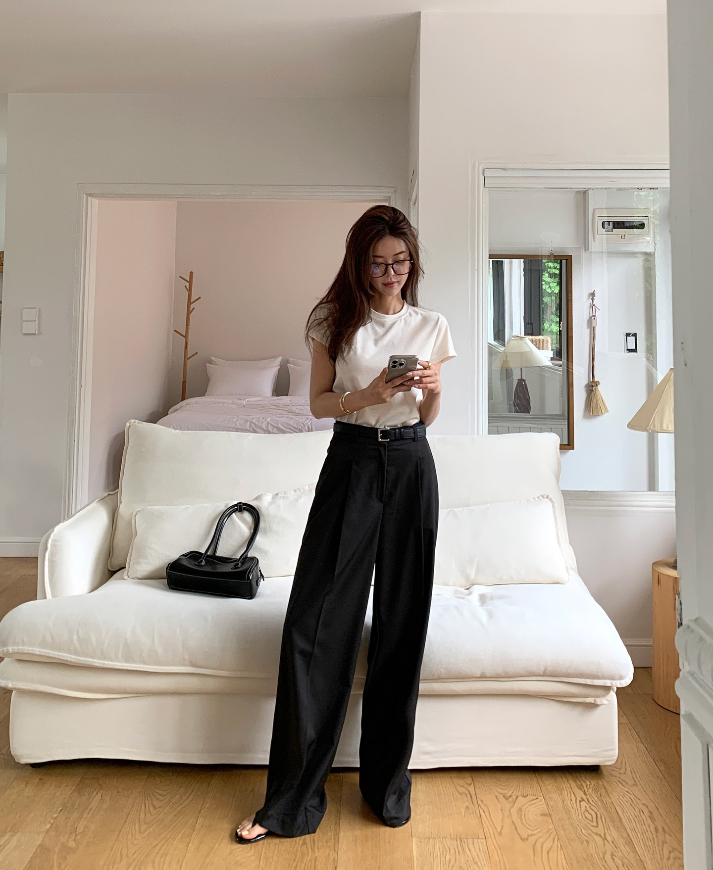 5 mẫu áo đơn giản mà tuyệt đẹp để mặc với quần ống rộng, giúp chị em được đánh giá cao ở gu thời trang- Ảnh 6.